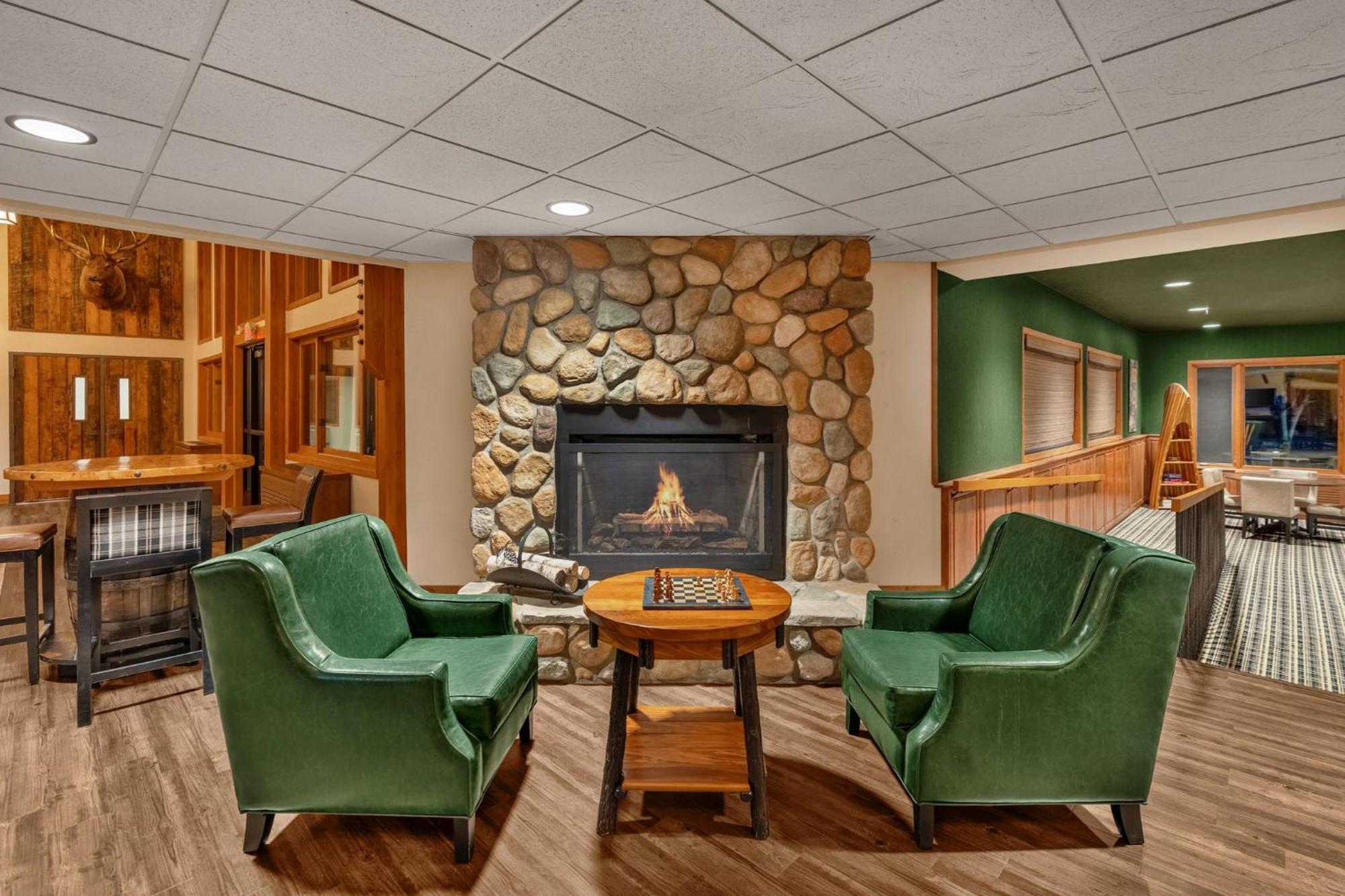 Holiday Inn Express & Suites Hayward By Ihg Exterior photo