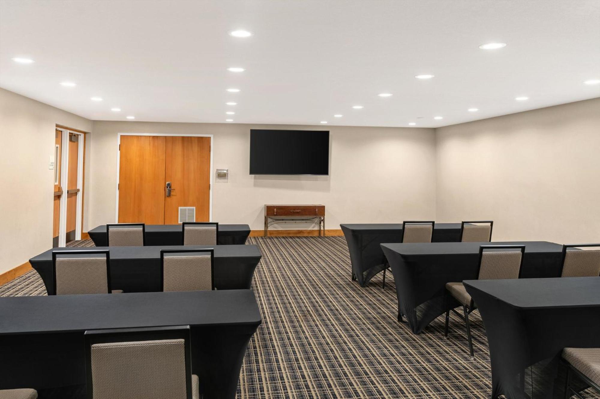 Holiday Inn Express & Suites Hayward By Ihg Exterior photo