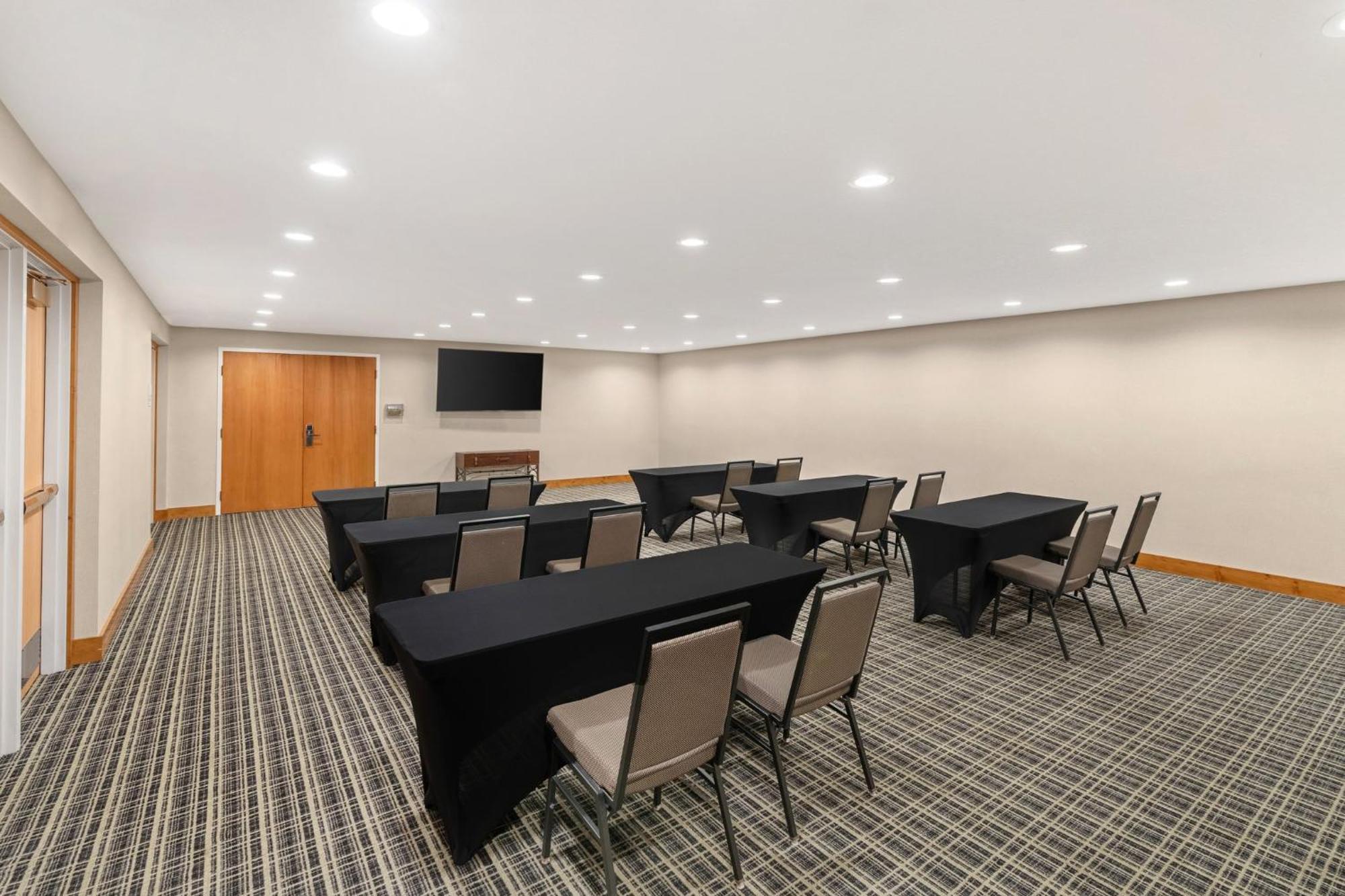 Holiday Inn Express & Suites Hayward By Ihg Exterior photo