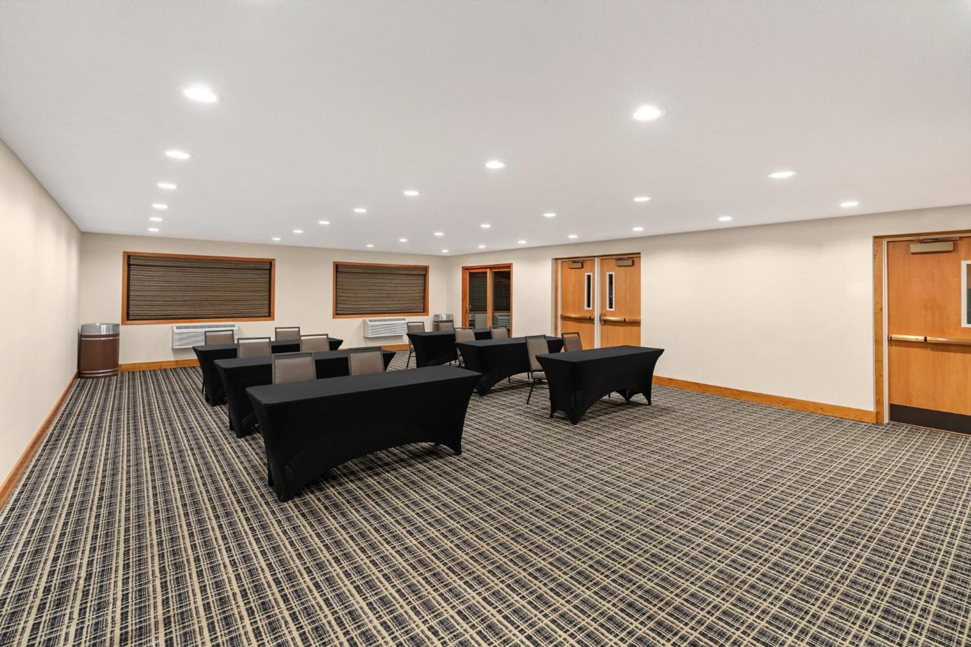 Holiday Inn Express & Suites Hayward By Ihg Exterior photo