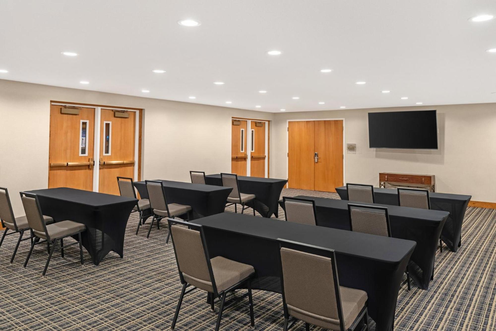 Holiday Inn Express & Suites Hayward By Ihg Exterior photo